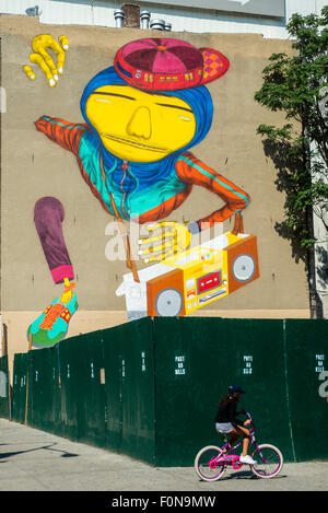 New York, NY - 14August 2015 - ein Work In Progress - brasilianische Twin Straßenkünstler Os Gemeos erstellen eine 6 Geschichte Wandbild im Stadtteil East Village von Manhattan Stockfoto