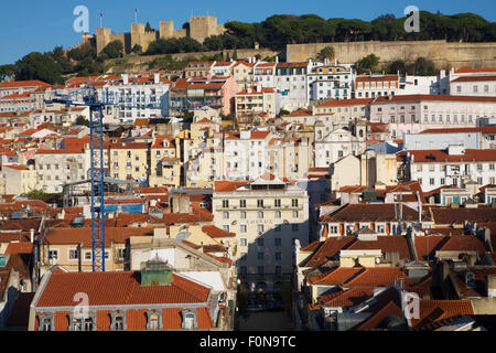 Aus der Vogelperspektive auf Lissabon Innenstadt. Wohnviertel und Bahnhof Rossio, Portugal. Stockfoto