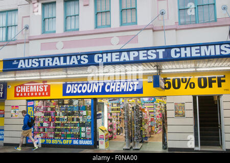 Discount Apotheke in Manly, Strand Vorort von Sydney in den frühen Abend, new-South.Wales, Australien Stockfoto