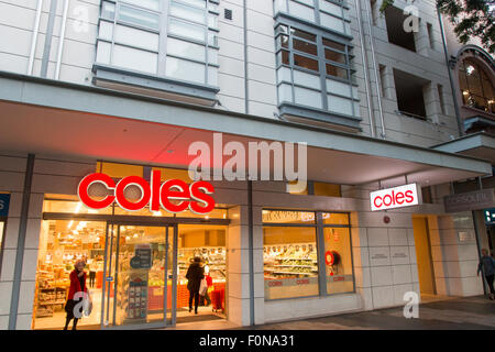 Coles Supermarkt in Manly, Strand Vorort von Sydney in den frühen Abend, new-South.Wales, Australien Stockfoto