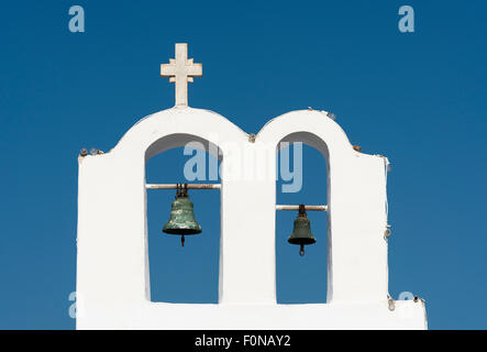 Glockenturm der St. Georg - Agios Georgios - Kirche, Oia, Santorini, Griechenland Stockfoto