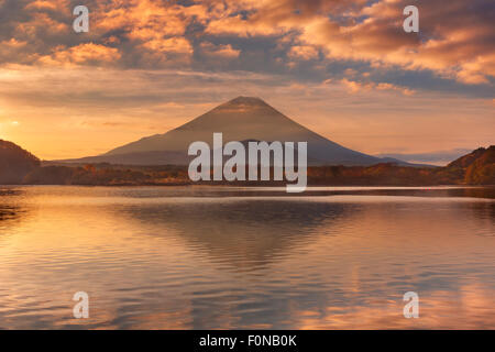 Mount Fuji (Fujisan, 富士山), fotografiert bei Sonnenaufgang vom See Shoji (Shojiko, 精進湖). Stockfoto