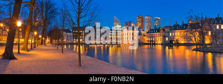 Das niederländische Parlament Gebäude vom Binnenhof aus Übersee Hofvijver in den Haag, Niederlande in der Nacht. Stockfoto