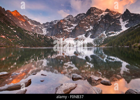 Der Bergsee Morskie Oko in der hohen Tatra in Polen, bei Sonnenuntergang fotografiert. Stockfoto