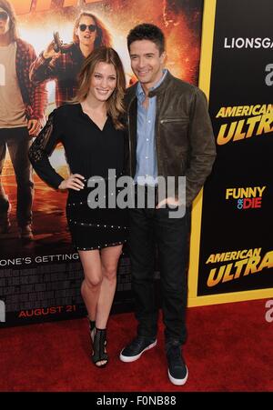 Los Angeles, CA, USA. 18. August 2015. Ashley Hinshaw, Topher Grace im Ankunftsbereich für amerikanische ULTRA Premiere, The Ace Hotel Downtown, Los Angeles, CA 18. August 2015. Bildnachweis: Dee Cercone/Everett Collection/Alamy Live-Nachrichten Stockfoto