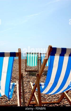 Liegestühle am Brighton Beach uk Stockfoto