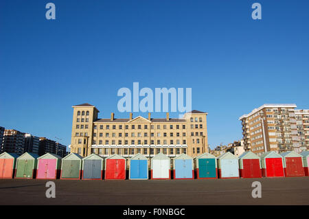Bunte Strandhäuschen direkt am Meer in Hove UK Stockfoto