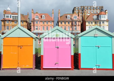 Bunte Strandhäuschen direkt am Meer in Hove UK Stockfoto