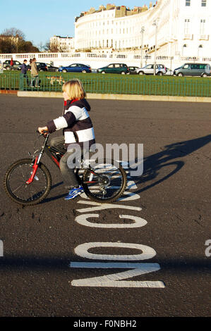 ein Kind gemalten an der Strandpromenade in Hove UK Nr. Radfahren Zeichen ignorieren Stockfoto