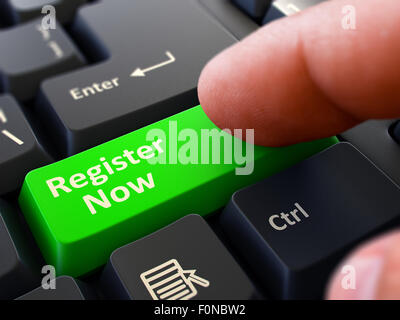 Grüne Taste Register drücken jetzt auf schwarzen Tastatur. Stockfoto