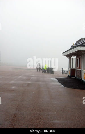 Hove Strandpromenade an einem nebeligen Tag Stockfoto