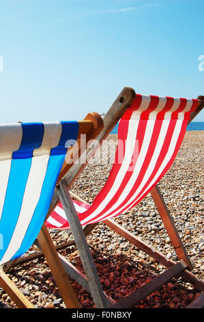 Liegestühle am Strand in Brighton England Stockfoto