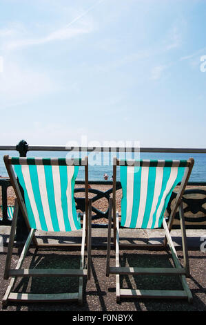 Liegestühle am Strand in Brighton England Stockfoto