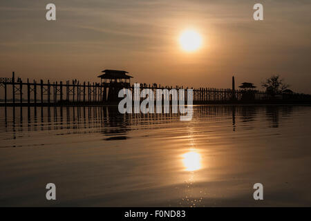 Menschen zu Fuß auf die U Bein Brücke, Taungthaman-See, Hintergrundbeleuchtung, Abendlicht, Sonnenuntergang, Amarapurna, Division Mandalay, Myanmar Stockfoto