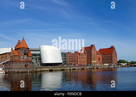 Ozeaneum, Meeresmuseum neben alten Lagerhäusern, Stralsund, Mecklenburg-Western Pomerania, Deutschland Stockfoto