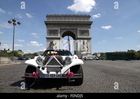 Just Married Excalibur Automobil am Triumphbogen Triumphbogen in Paris Frankreich Stockfoto