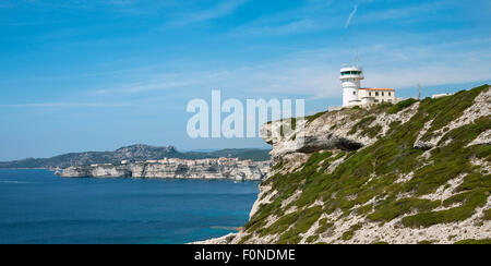 Leuchtturm von der Steilküste Kreide Klippen, Bonifacio, Korsika, Frankreich Stockfoto