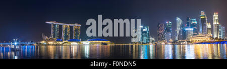 Panorama von Marina Bay in der Nacht, Singapore River, Marina Bay Sands Hotel, Finanzplatz, Bankenviertel, Singapur Stockfoto