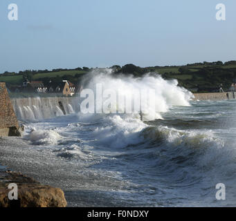 Wellen, die gegen die Wand an der Vazoner Bucht, Guernsey nach einem Sturm auf hoher See. Stockfoto