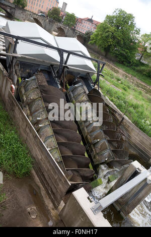 Twin archimedischen Schraube Wasserturbinen am Fluss Werra Hann münden Niedersachsen Deutschland Stockfoto