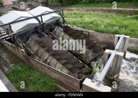 Twin archimedischen Schraube Wasserturbinen am Fluss Werra Hann münden Niedersachsen Deutschland Stockfoto