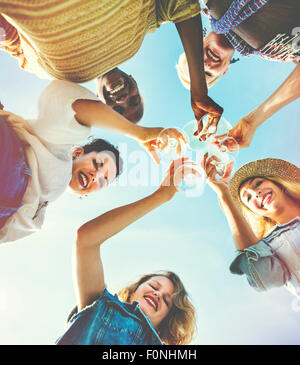 Strand Jubel Feier Freundschaft Sommerspaß Konzept Stockfoto