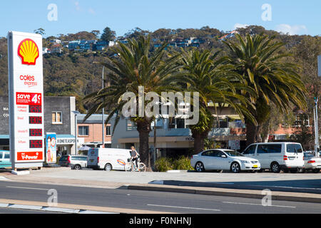 Coles express, Supermarkt und Shell Tankstelle Kraftstoff in Avalon auf Nordstrände von Sydney, new South Wales, Australien Stockfoto