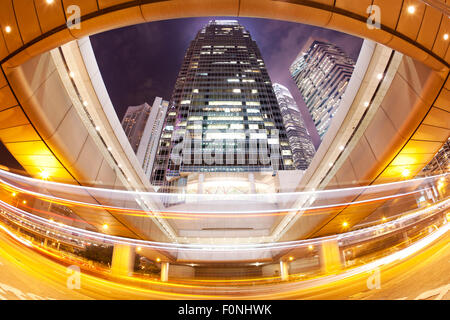 Hong Kong bei Nacht mit Verkehr trails Stockfoto