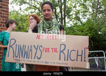 Uxbridge, London, UK, 19. August 2015. Uxbridge London, UK. 19. August 2015. Mitglieder von Plane Stupid gegen eine dritte Start-und Landebahn am Flughafen Heathrow erschienen mit ihren Anhängern in Uxbridge Magistrates Court nach Anklage wegen Verletzung der Sicherheitskontrolle am Flughafen Heathrow am 13. Juli 2015 Credit: Amer Ghazzal/Alamy Live-Nachrichten Stockfoto