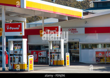 Coles express und shell-Tankstelle Kraftstoff in Avalon Beach, Sydney, Australien Stockfoto