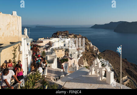 Touristen versammeln, um Uhr Sonnenuntergang von Kastelli (Burg) von Agios Nikolaos in Oia, Santorini, Griechenland Stockfoto