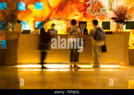 Absichtliche verschwommenes Bild des Menschen im modernen Interieur Stockfoto