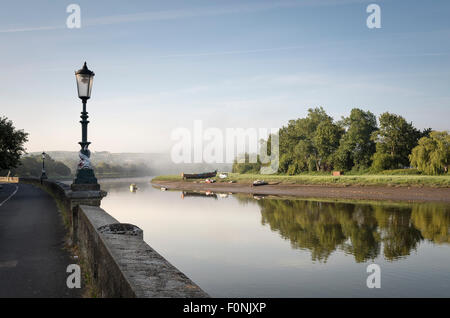 Frühen Morgennebel am Fluß Taw in Barnstaple North Devon UKAlwdaZ Stockfoto