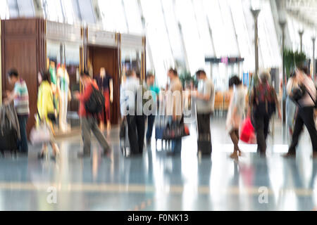 Menschen-Silhouetten in Bewegungsunschärfe, Flughafen Innenraum Stockfoto