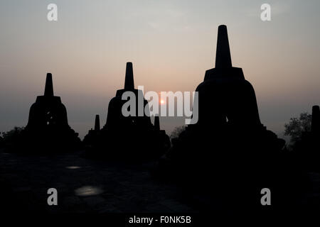 Silhouette des Stupa bei Sonnenaufgang auf der UNESCO-Weltkulturerbe Borobudur-Tempel auf Java, Indonesien, Asien. Stockfoto