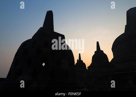 Silhouette des Stupa bei Sonnenaufgang auf der UNESCO-Weltkulturerbe Borobudur-Tempel auf Java, Indonesien, Asien. Stockfoto