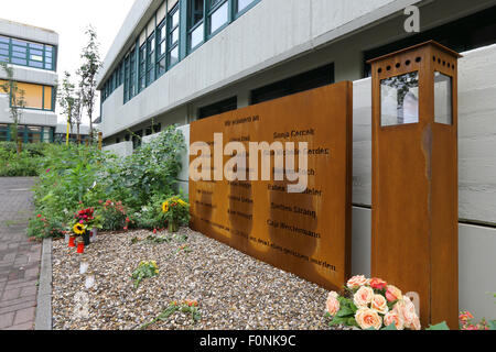 HALTERN, Deutschland: Gedenktafel an der Joseph-Koenig-Gymnasium High School in Erinnerung an die 16 Schüler und zwei LehrerInnen der Schule, die auf Germanwings Flug 4U9525 waren, die in Südfrankreich am 24. März 2015 stürzte. Stockfoto