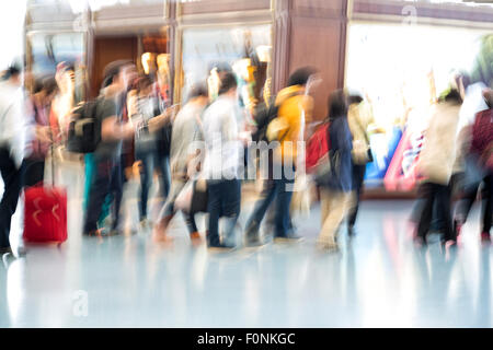Menschen-Silhouetten in Bewegungsunschärfe, Flughafen Innenraum Stockfoto