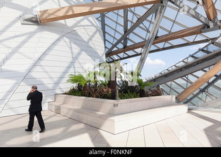 Fondation Louis Vuitton, Bois De Boulogne, Paris, Frankreich. Blick von der oberen Terrasse. Stockfoto