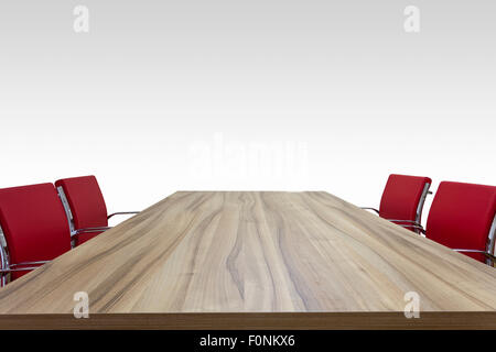 Holztisch mit roten Stühlen isoliert Hintergrund Stockfoto
