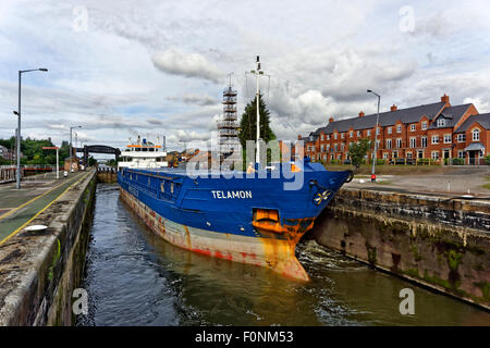 Küsten-Frachter "Telamon" auf der Durchreise Latchford sperrt auf den Manchester Ship Canal in Warrington, England. Stockfoto