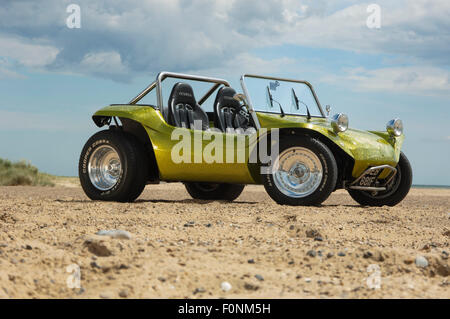 Strandbuggy an einem Sandstrand. VW Käfer Basis Dune Buggy Auto Stockfoto