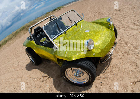 Strandbuggy an einem Sandstrand. VW Käfer Basis Dune Buggy Auto Stockfoto