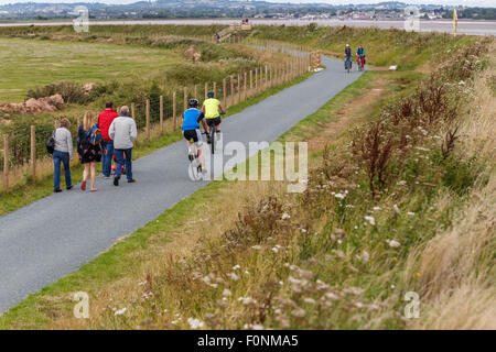 Radfahrer und Wanderer auf die Exe Flusspfad und Küstenpfad, Westseite des Flusses. Stockfoto