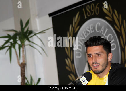 Udine, Italien. 19. August 2015. Udinese Calcio kündigt an, dass es von AS Roma-Rechte an der Fußballspieler Marco Antonio de Mattos Filho, bekannt von allen als Marquinho während der Pressekonferenz am 19. August 2015 im Friaul-Stadion in Udine, Italien erworben hat. Bildnachweis: Andrea Spinelli/Alamy Live-Nachrichten Stockfoto