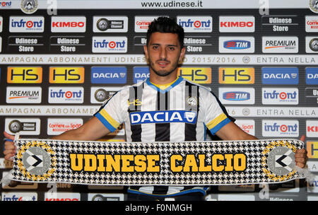 Udine, Italien. 19. August 2015. Udinese Calcio kündigt an, dass es von AS Roma-Rechte an der Fußballspieler Marco Antonio de Mattos Filho, bekannt von allen als Marquinho während der Pressekonferenz am 19. August 2015 im Friaul-Stadion in Udine, Italien erworben hat. Bildnachweis: Andrea Spinelli/Alamy Live-Nachrichten Stockfoto