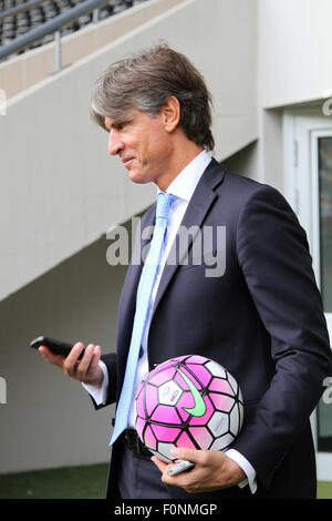 Udine, Italien. 19. August 2015. Udinese Sportdirektor Cristiano Giaretta mit Ball und Mobiltelefon während der Pressekonferenz am 19. August 2015 im Friaul-Stadion in Udine, Italien. Bildnachweis: Andrea Spinelli/Alamy Live-Nachrichten Stockfoto