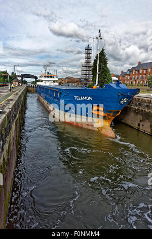 Küsten-Frachter "Telamon" auf der Durchreise Latchford sperrt auf den Manchester Ship Canal in Warrington, England. Stockfoto