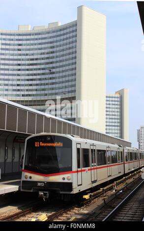 Linie U1 Wiener U-Bahnlinie e mehrere Ganzzug am Vienna International Centre Bahnhof mit dem Zug nach Reumannplatz. Stockfoto