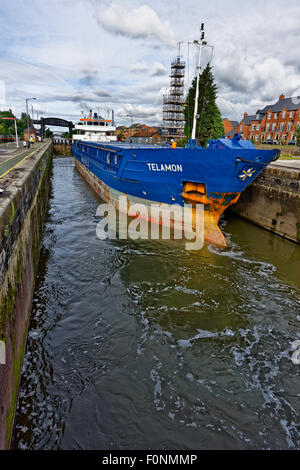 Küsten-Frachter "Telamon" auf der Durchreise Latchford sperrt auf den Manchester Ship Canal in Warrington, England. Stockfoto